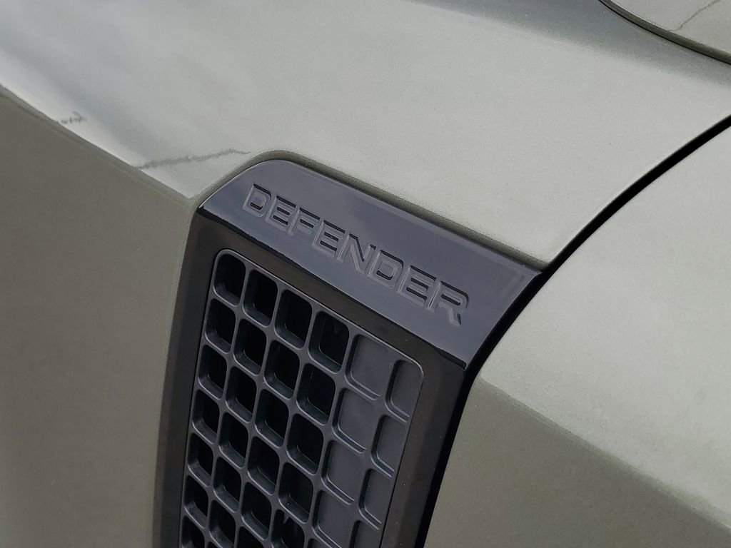 Used 2025 Land Rover Defender 130 X-Dynamic SE image 7