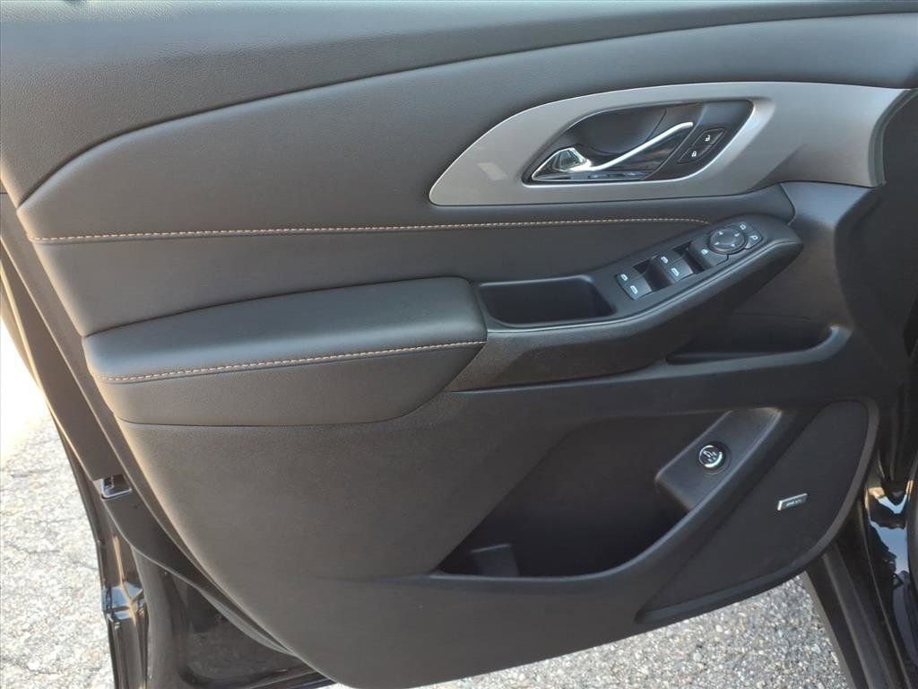 Used 2021 Chevrolet Traverse LT w/ LT Premium Package image 14