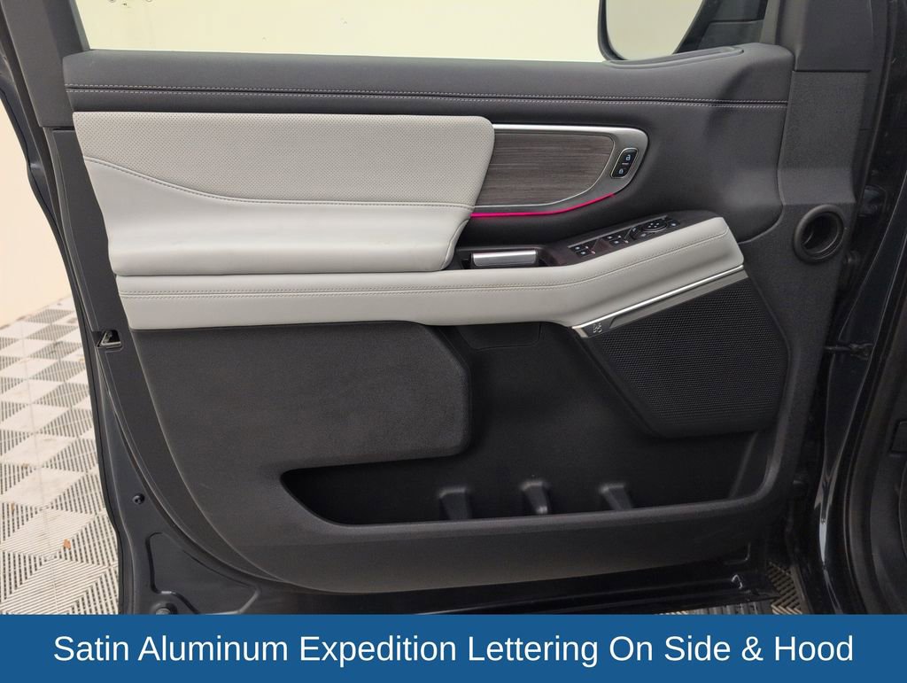 Used 2025 Ford Expedition Platinum w/ Platinum Ultimate Package AWD/4WD image 34