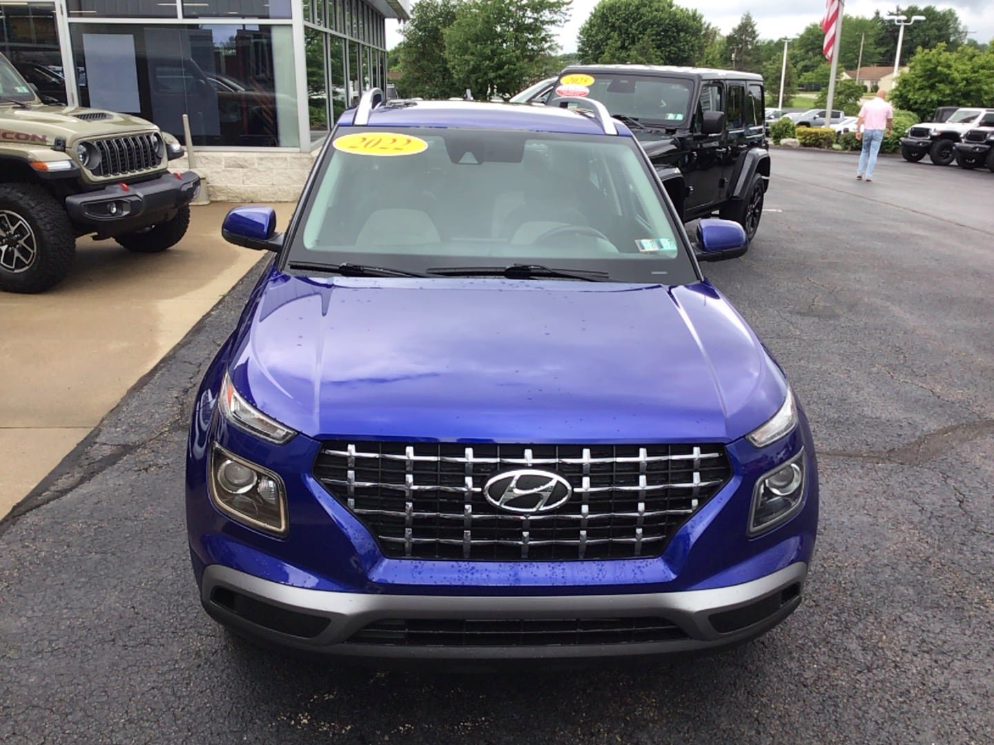 Used 2022 Hyundai Venue SEL FWD image 2