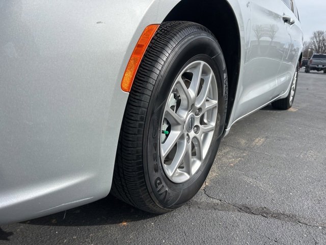 Used 2024 Chrysler Pacifica Touring-L image 12