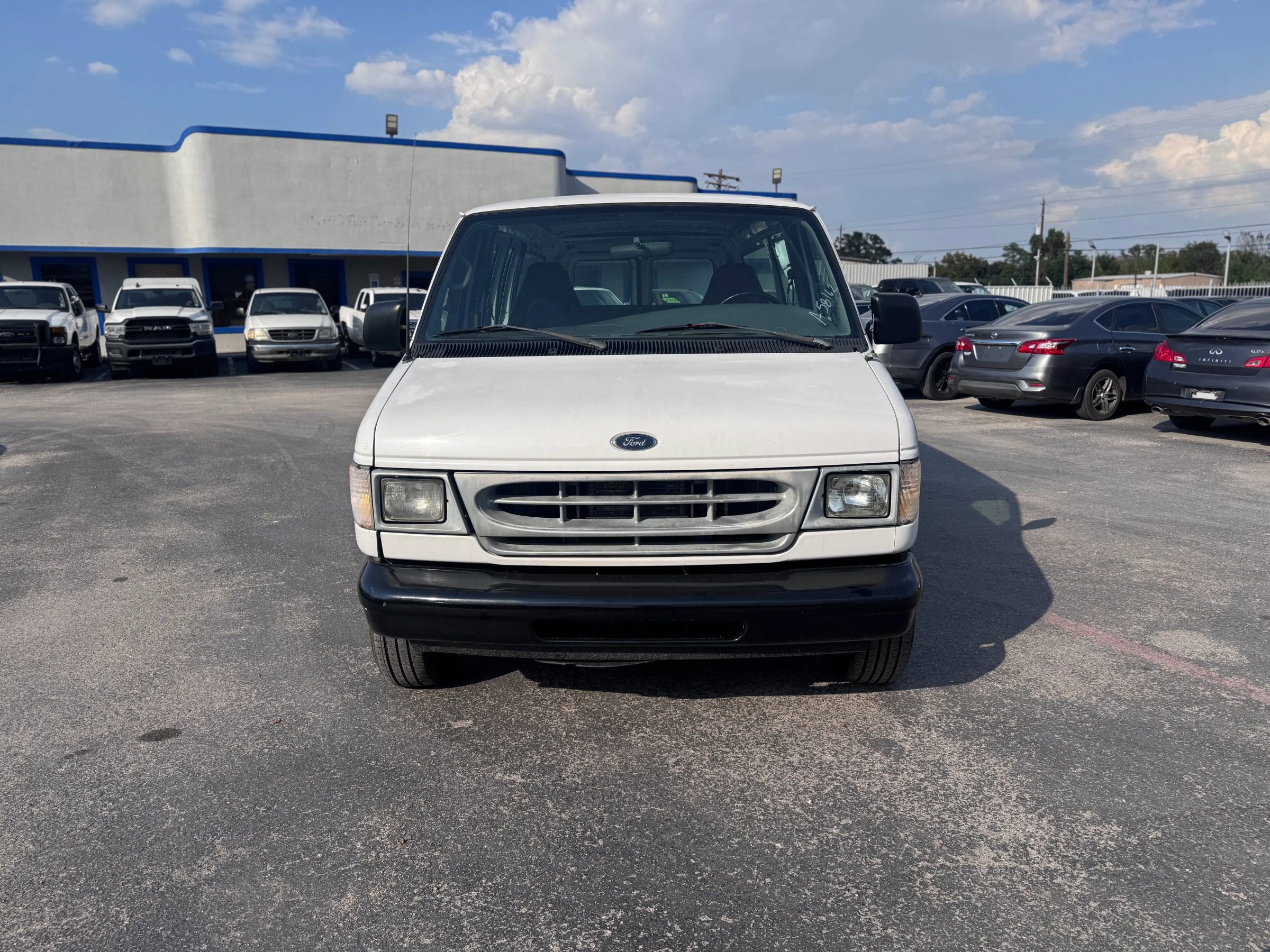 Used 2001 Ford E-150 and Econoline 150 image 2