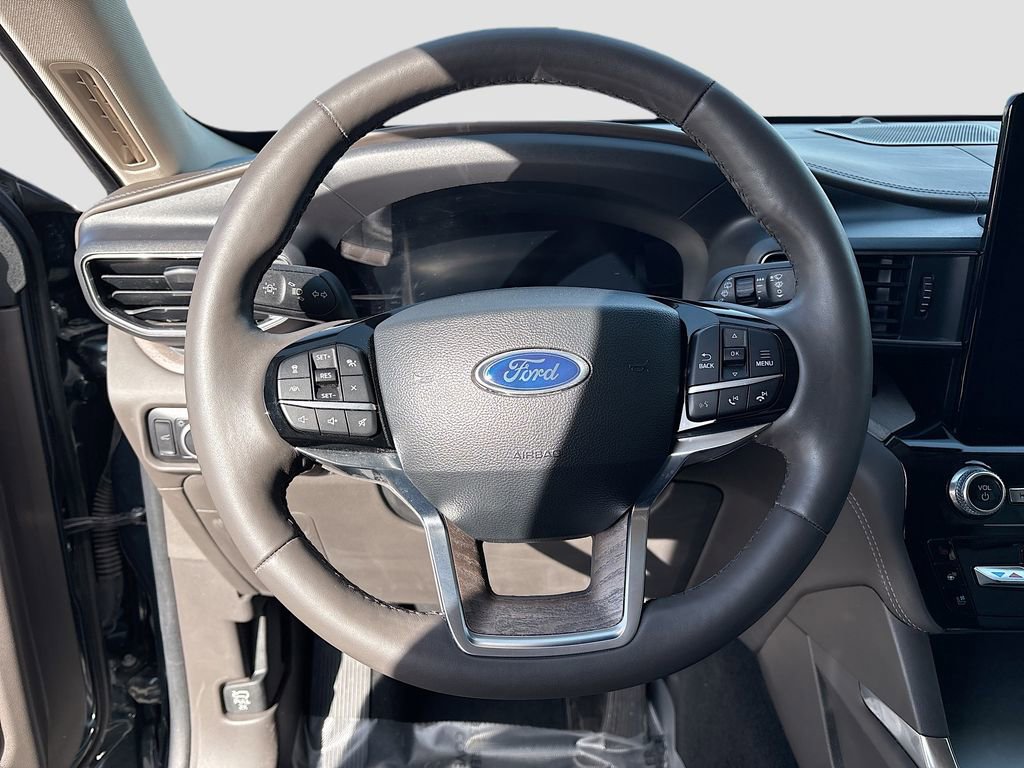 Used 2023 Ford Explorer Platinum w/ Technology Package image 11