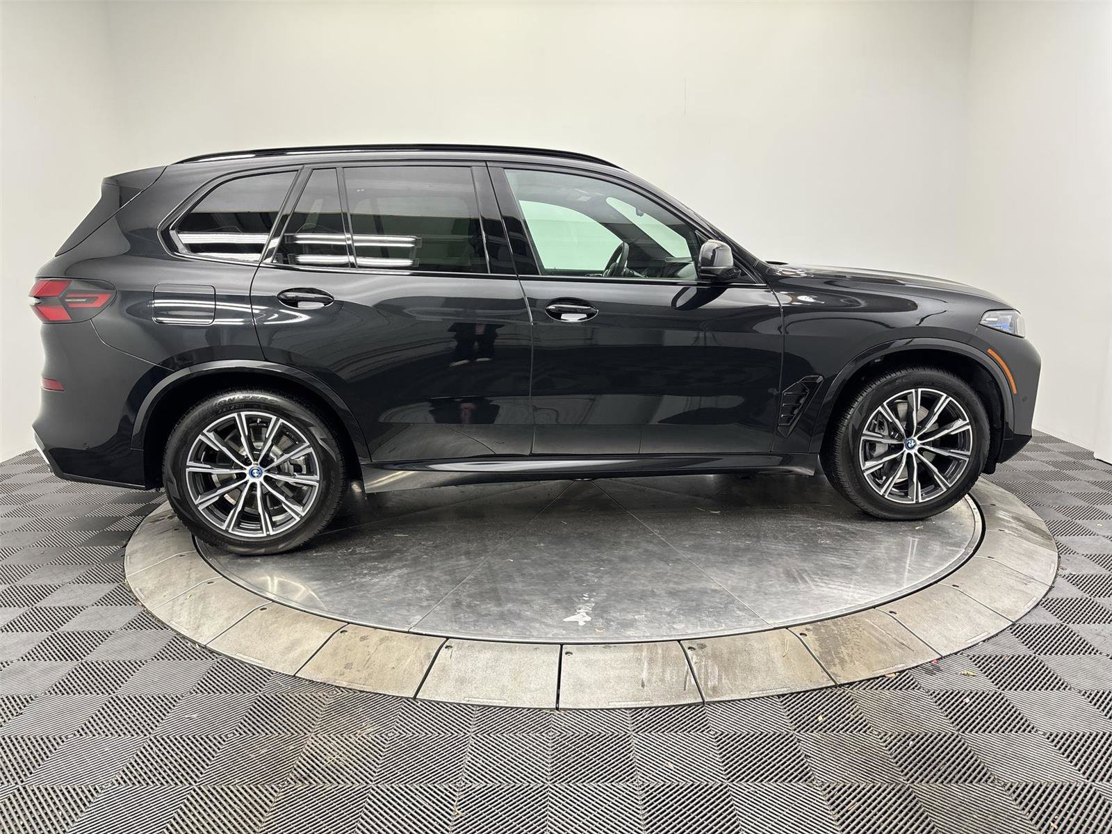 Used 2025 BMW X5 xDrive50e w/ M Sport Package image 17