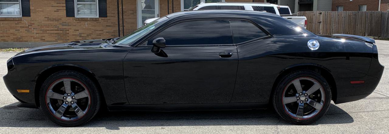 Used 2014 Dodge Challenger SXT RWD image 2