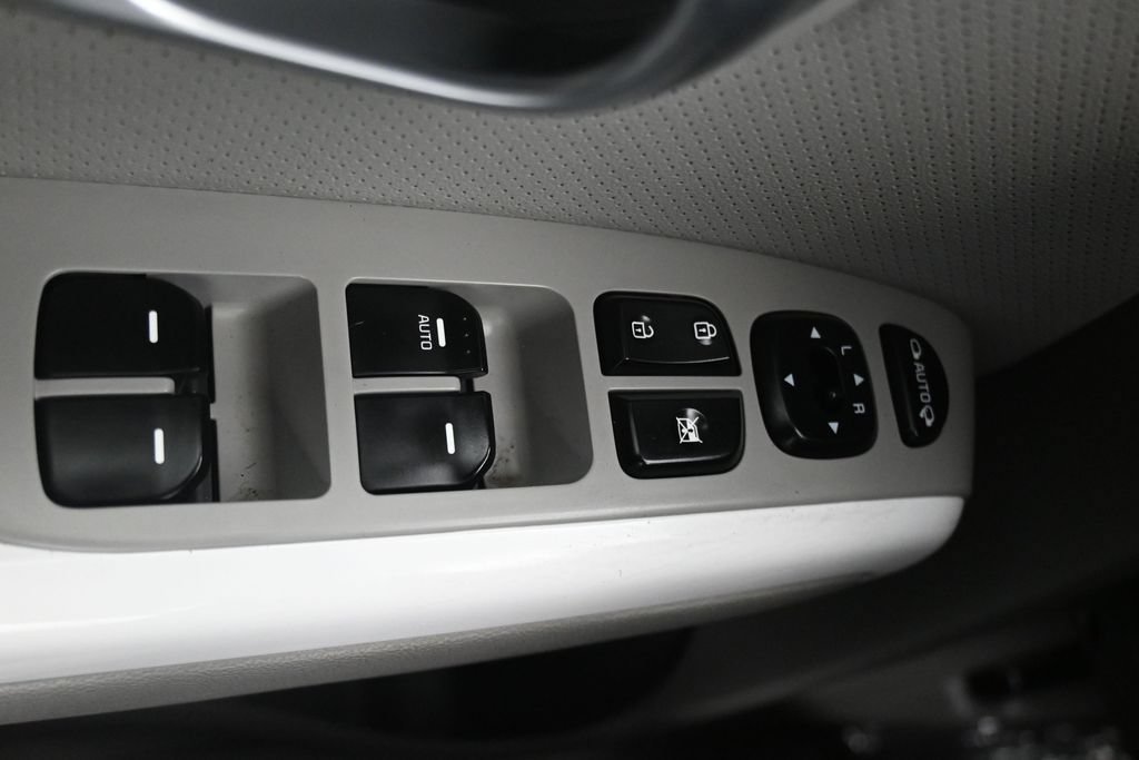 Used 2016 Kia Soul EV + FWD image 23