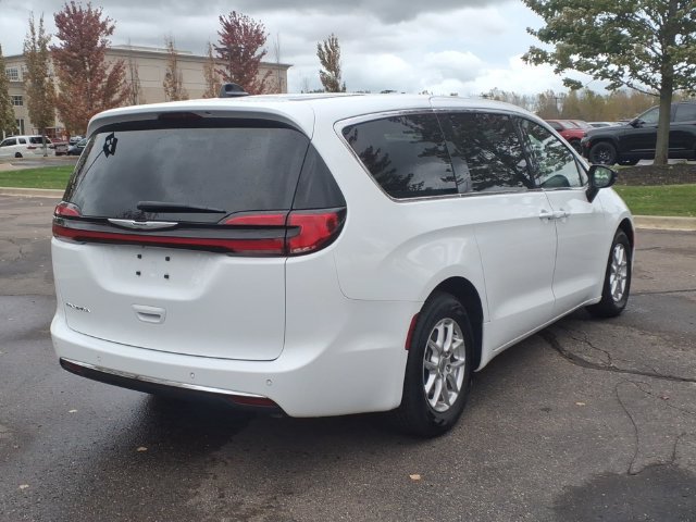 Certified 2025 Chrysler Pacifica Select FWD image 4