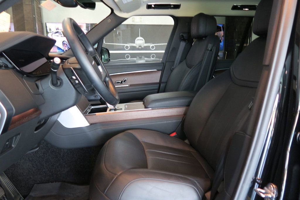 Used 2025 Land Rover Range Rover SE AWD/4WD image 12