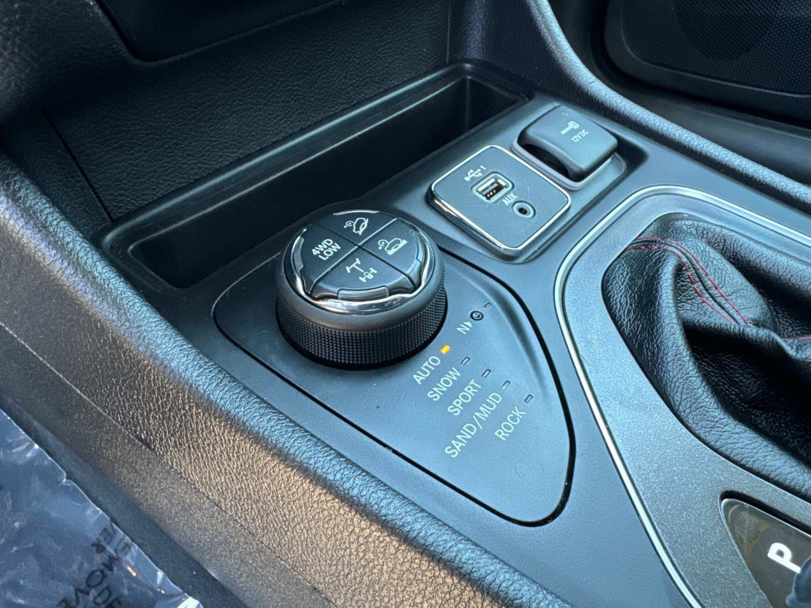 Used 2019 Jeep Cherokee Trailhawk AWD/4WD image 25