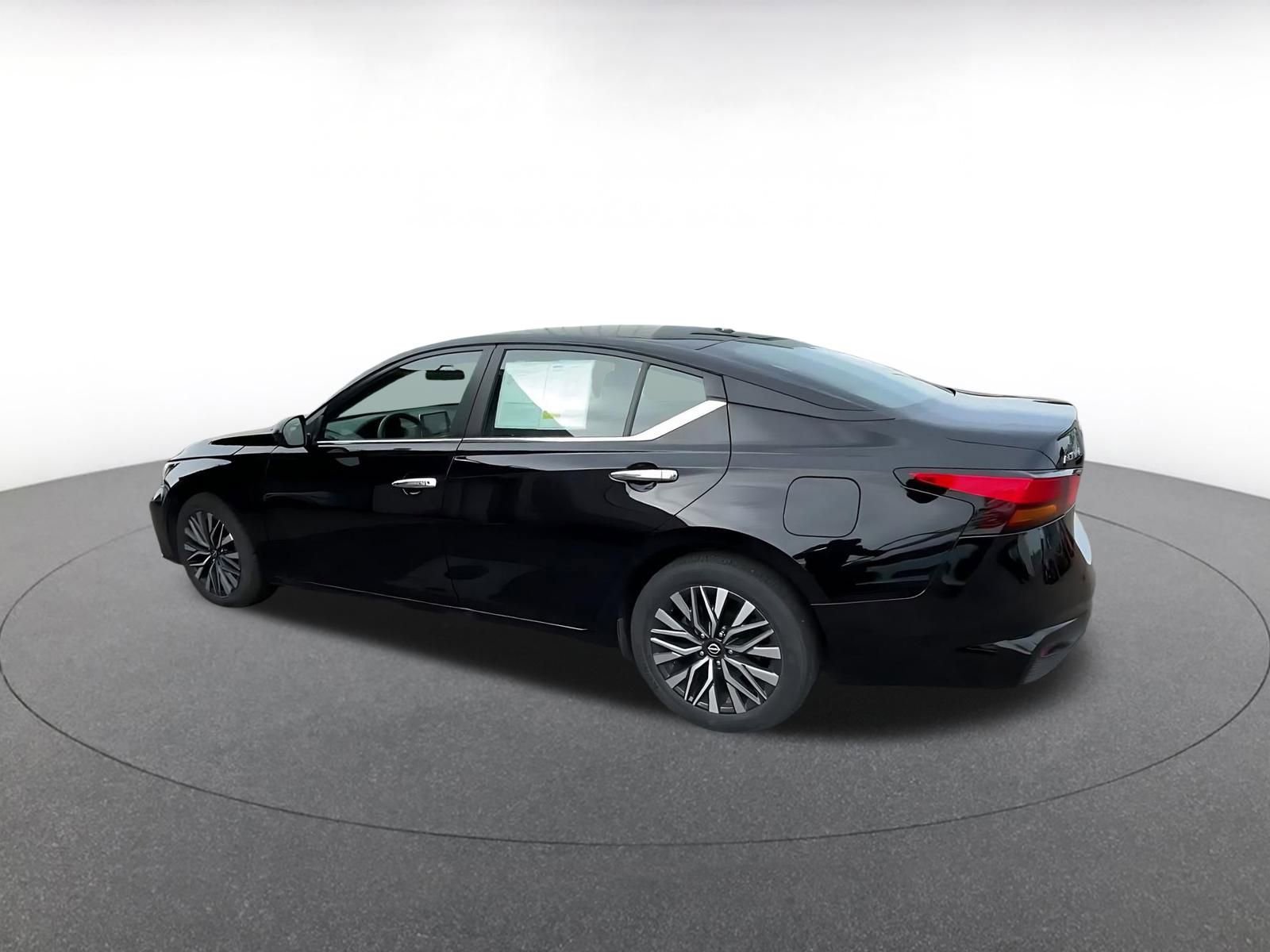 Used 2025 Nissan Altima 2.5 SV image 10