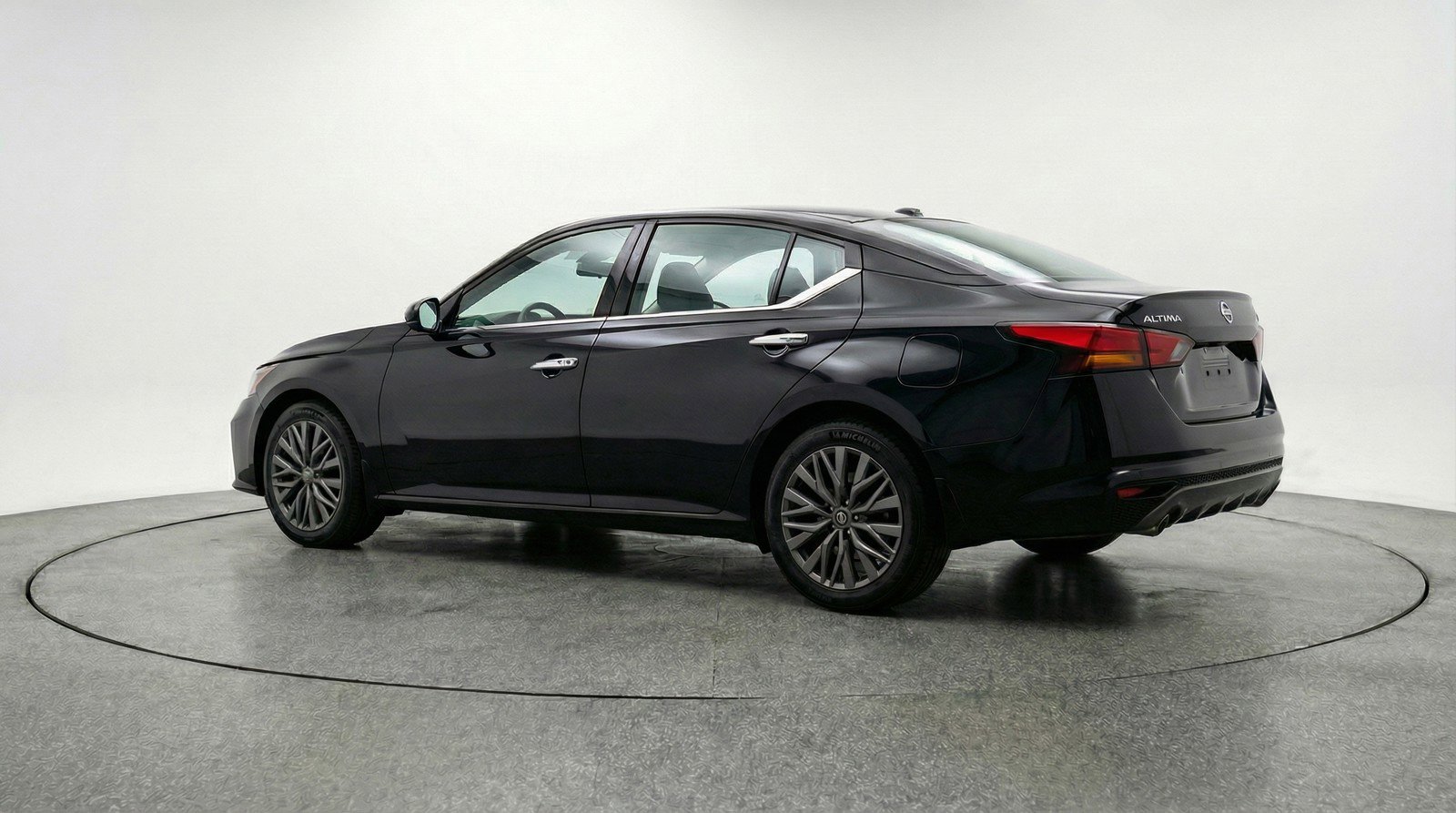 Used 2025 Nissan Altima 2.5 SV image 6