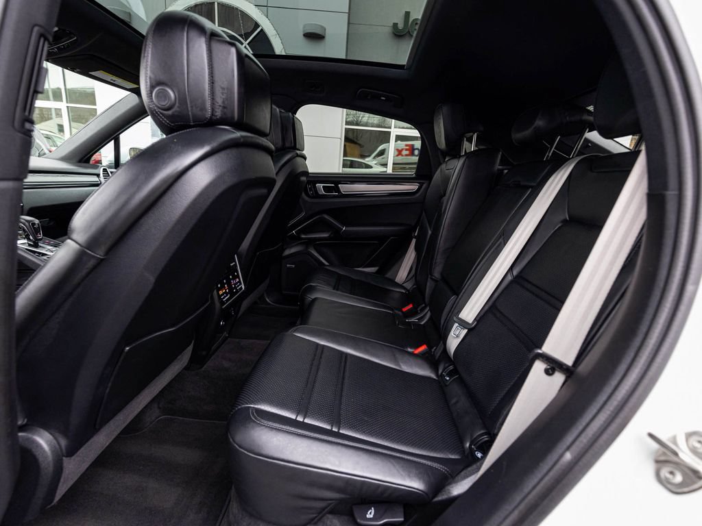 Used 2023 Porsche Cayenne Platinum Edition AWD/4WD image 30