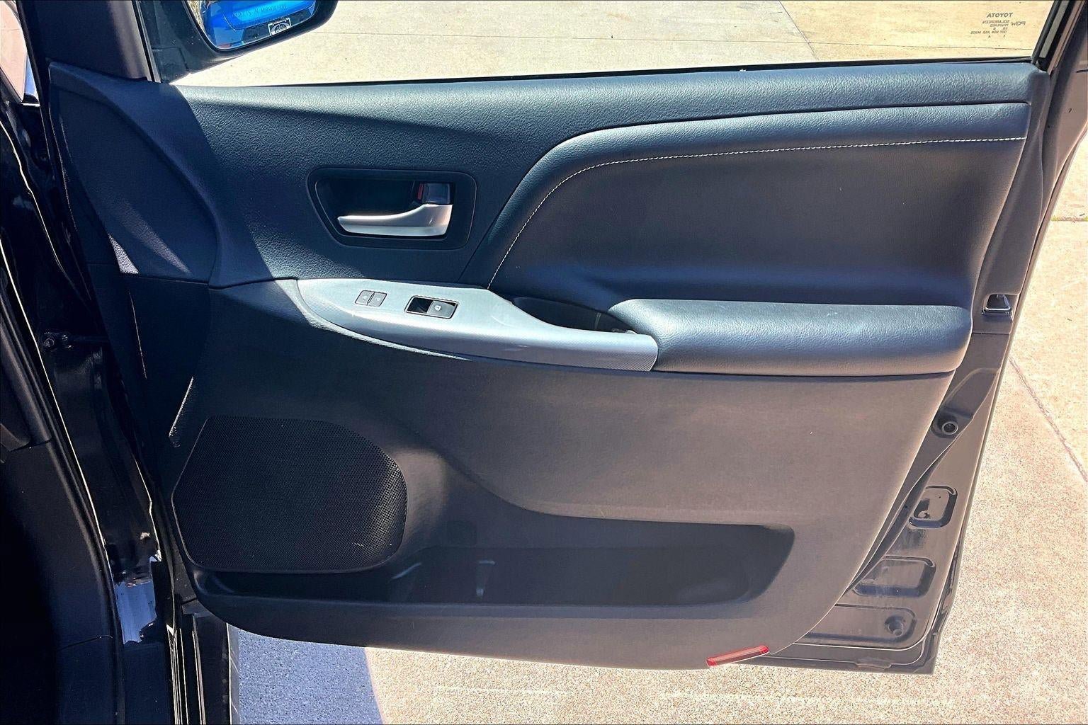 Used 2018 Toyota Sienna SE Premium w/ Carpet Mat Package FWD image 27