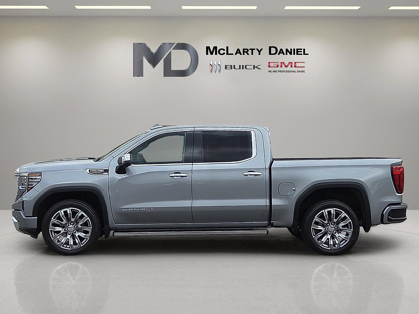 Certified 2023 GMC Sierra 1500 Denali w/ Denali Reserve Package AWD/4WD image 3