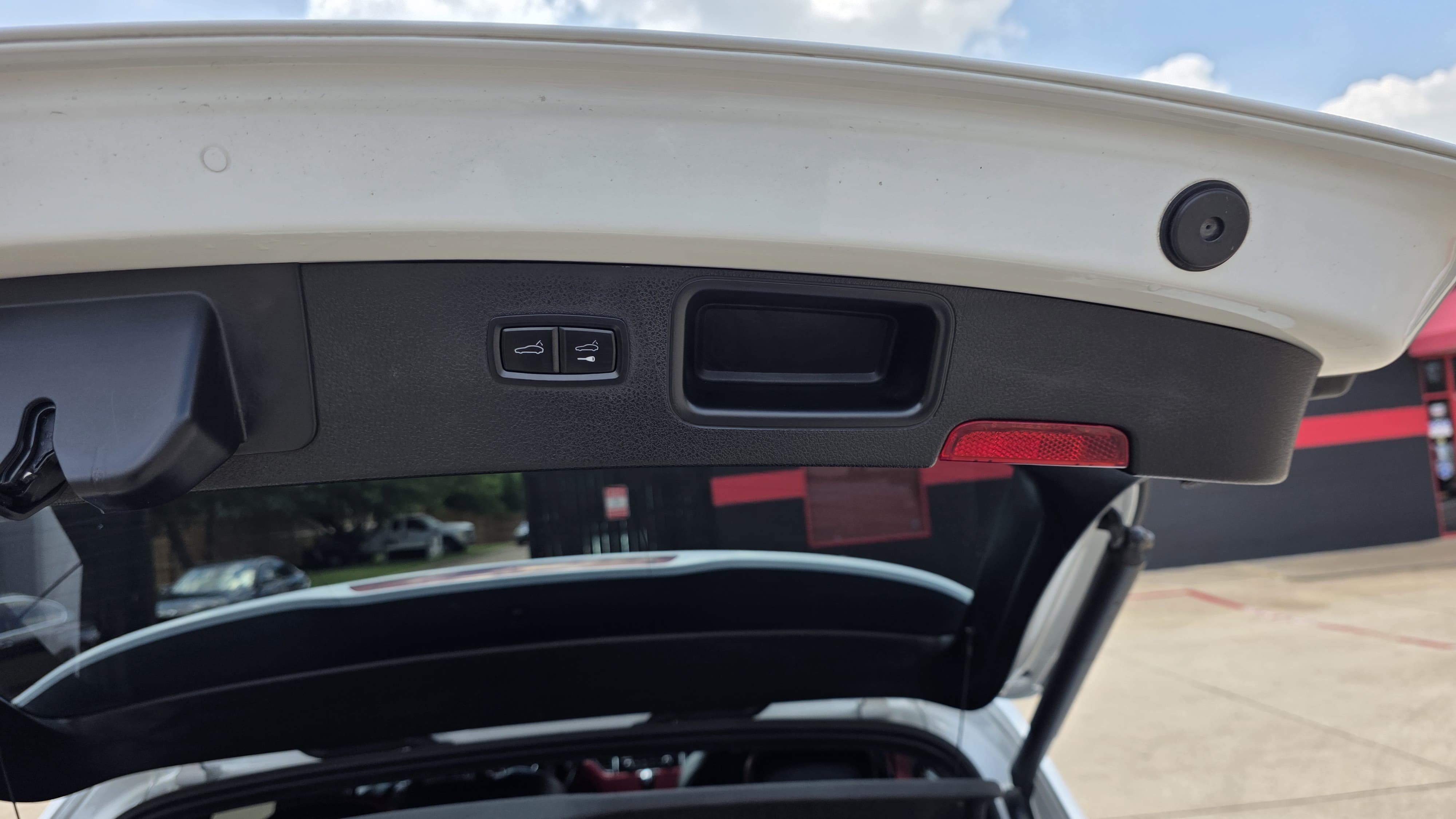 Used 2018 Porsche Macan Turbo AWD/4WD image 3