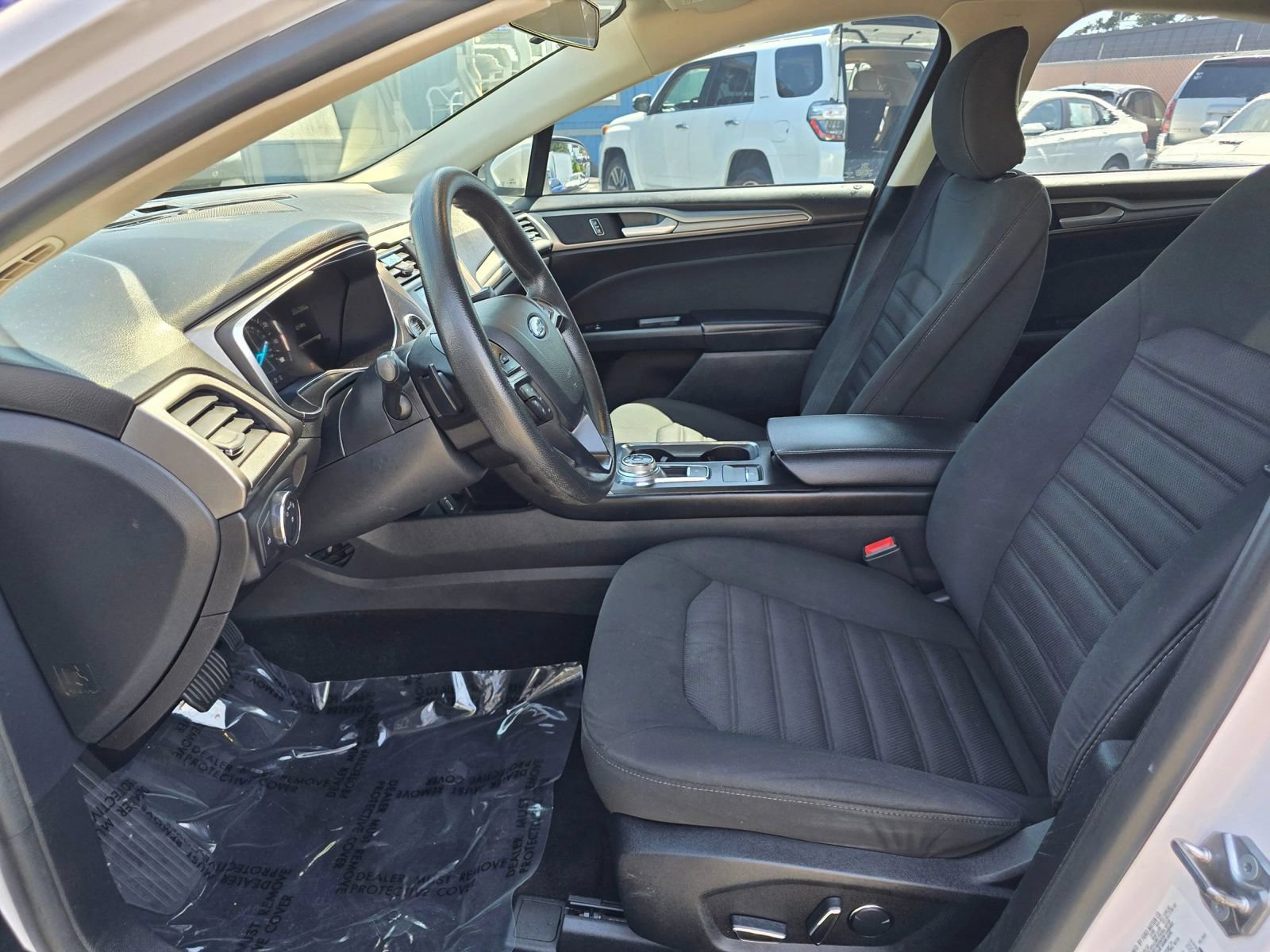 Used 2017 Ford Fusion SE w/ Fusion SE Technology Package FWD image 19