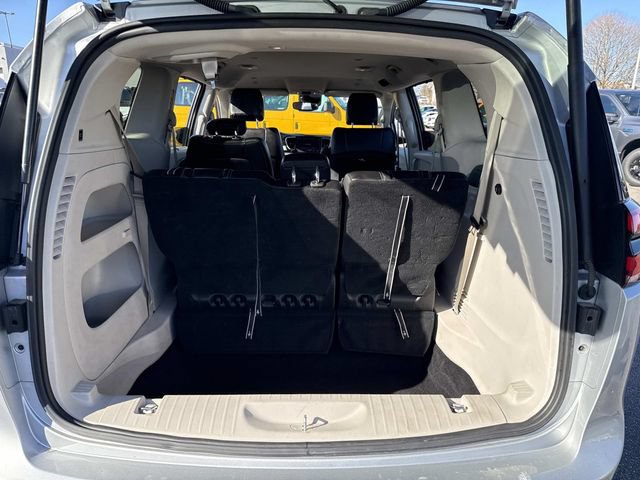 Used 2024 Chrysler Pacifica Touring-L FWD image 6