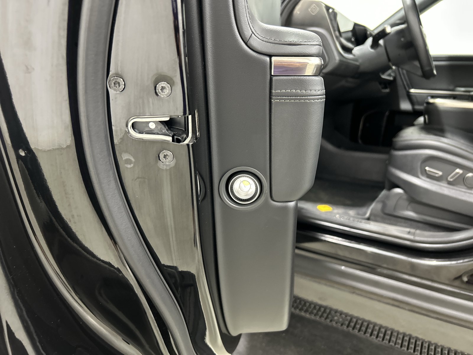 Used 2025 Rivian R1T Adventure AWD/4WD image 30