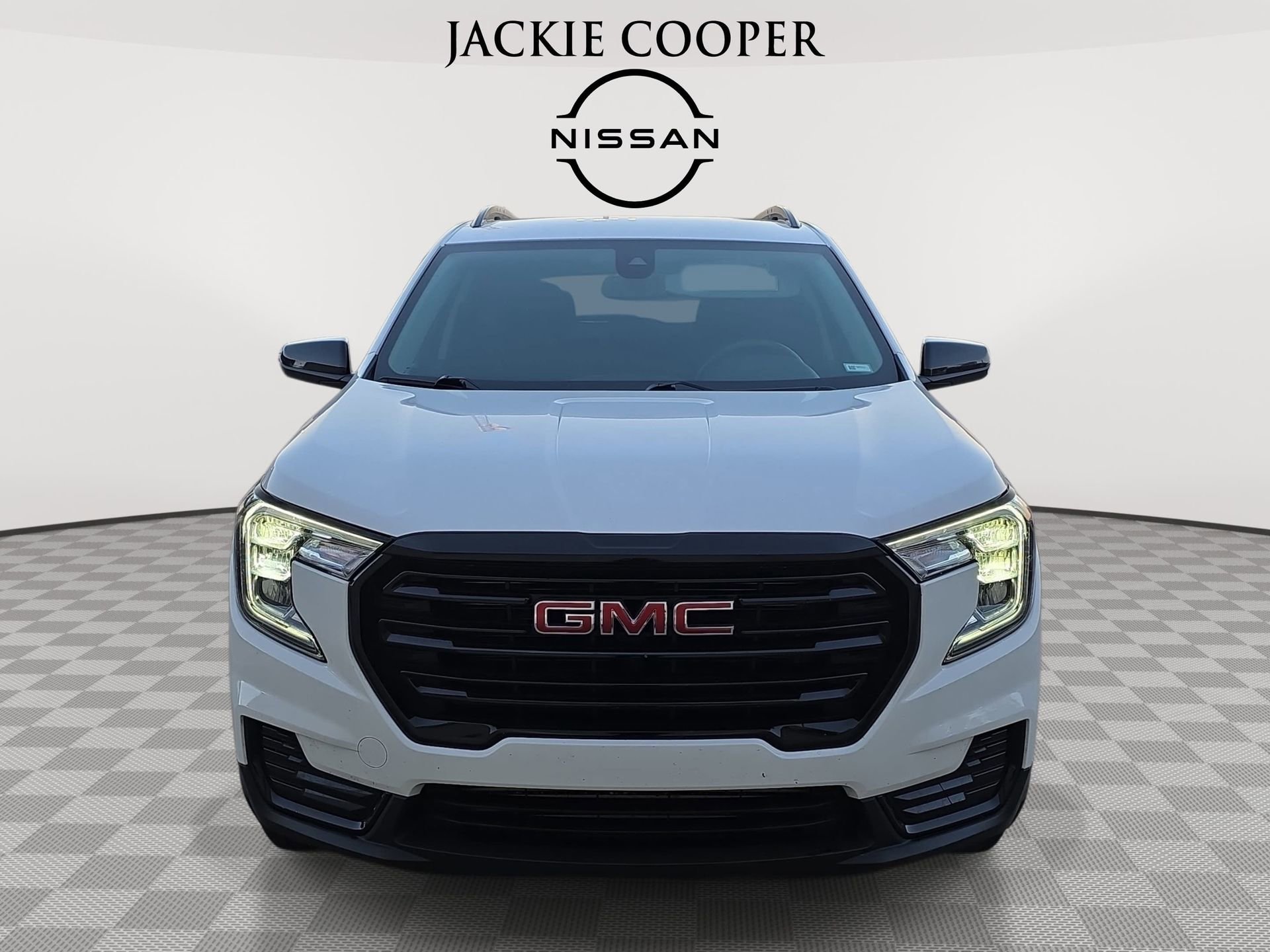 Used 2024 GMC Terrain SLE w/ Driver Convenience Package image 2