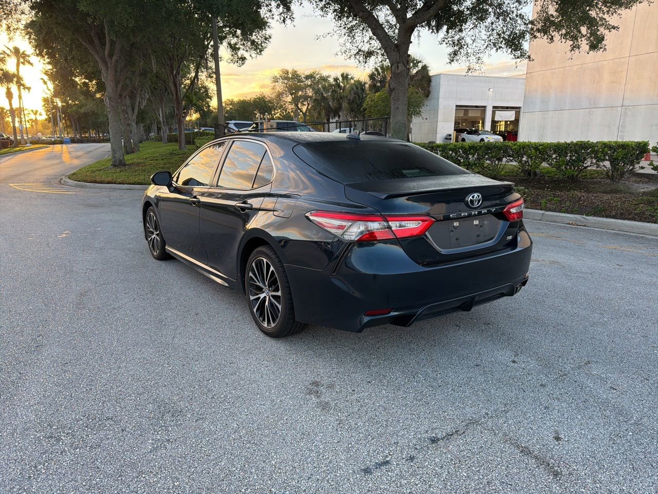 Used 2019 Toyota Camry SE w/ Convenience Package image 3