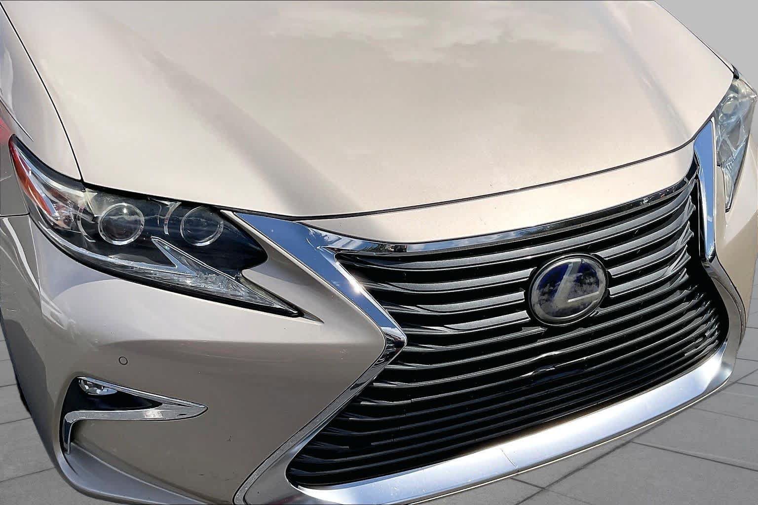 Used 2017 Lexus ES 300h w/ Luxury Package FWD image 29