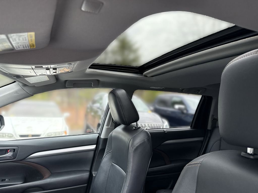 Used 2019 Toyota Highlander XLE w/ Carpet Mat Package (TMS) image 16