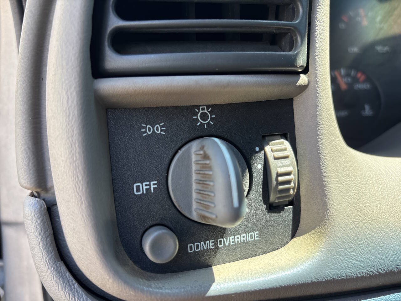 Used 1998 Chevrolet Astro AWD image 10