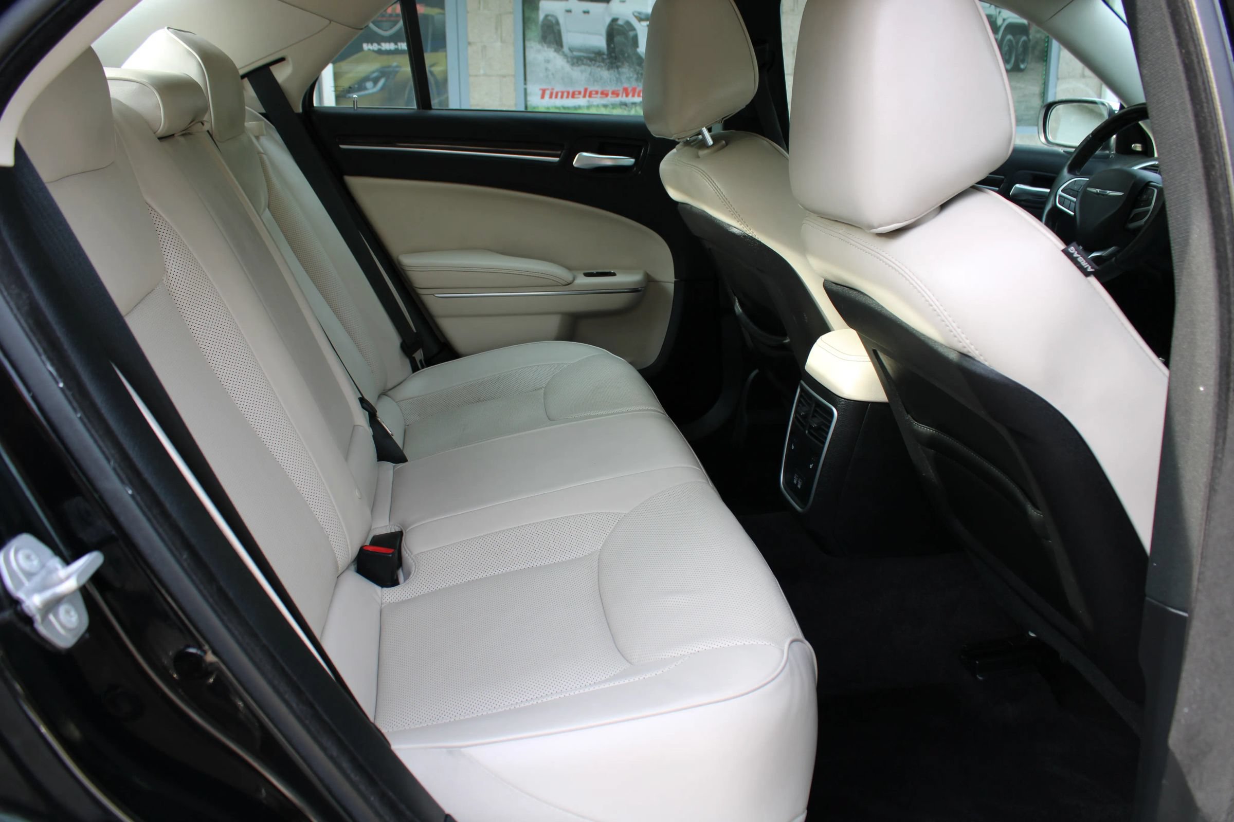 Used 2018 Chrysler 300 Limited RWD image 17