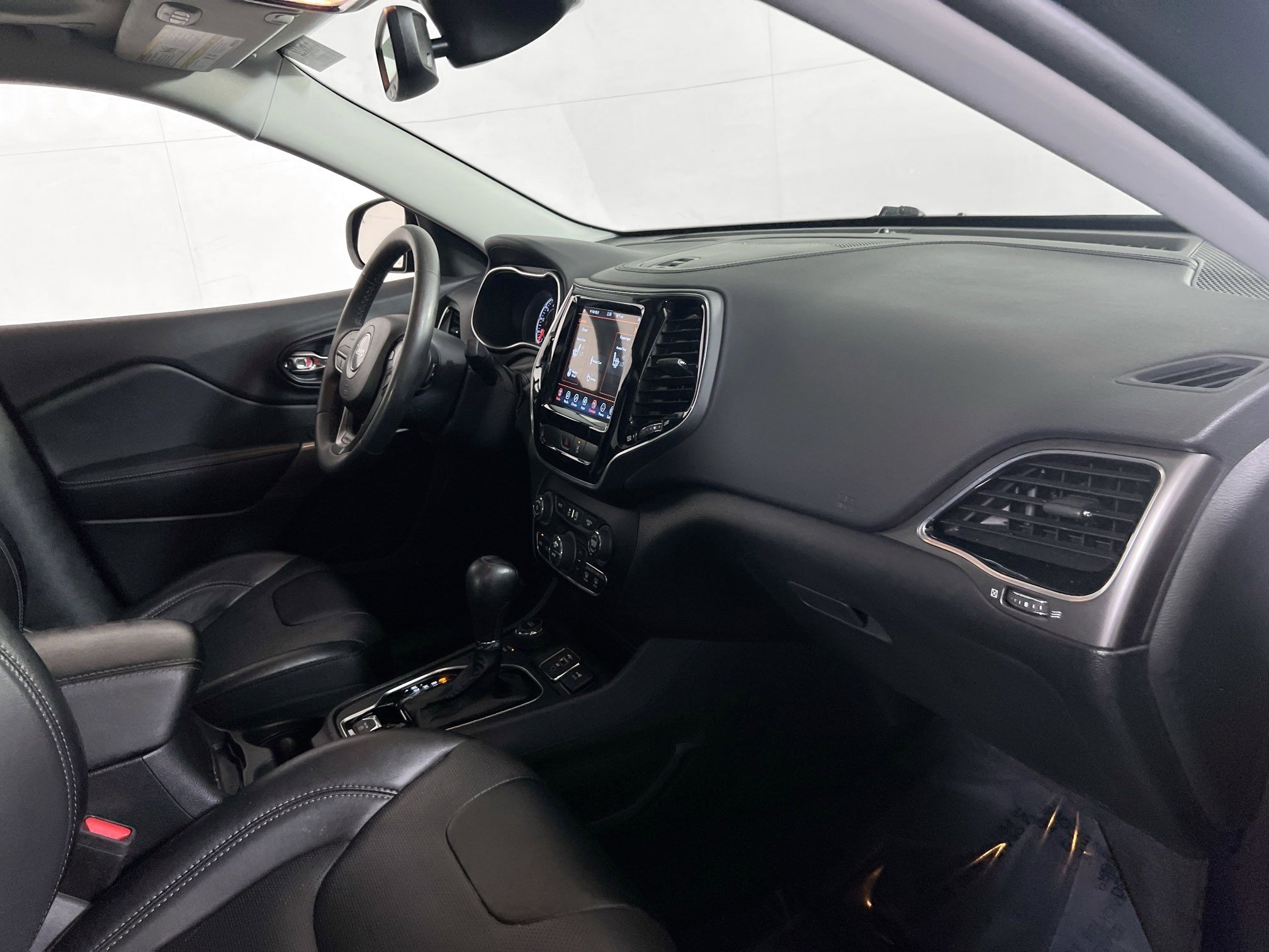 Used 2022 Jeep Cherokee Limited image 28