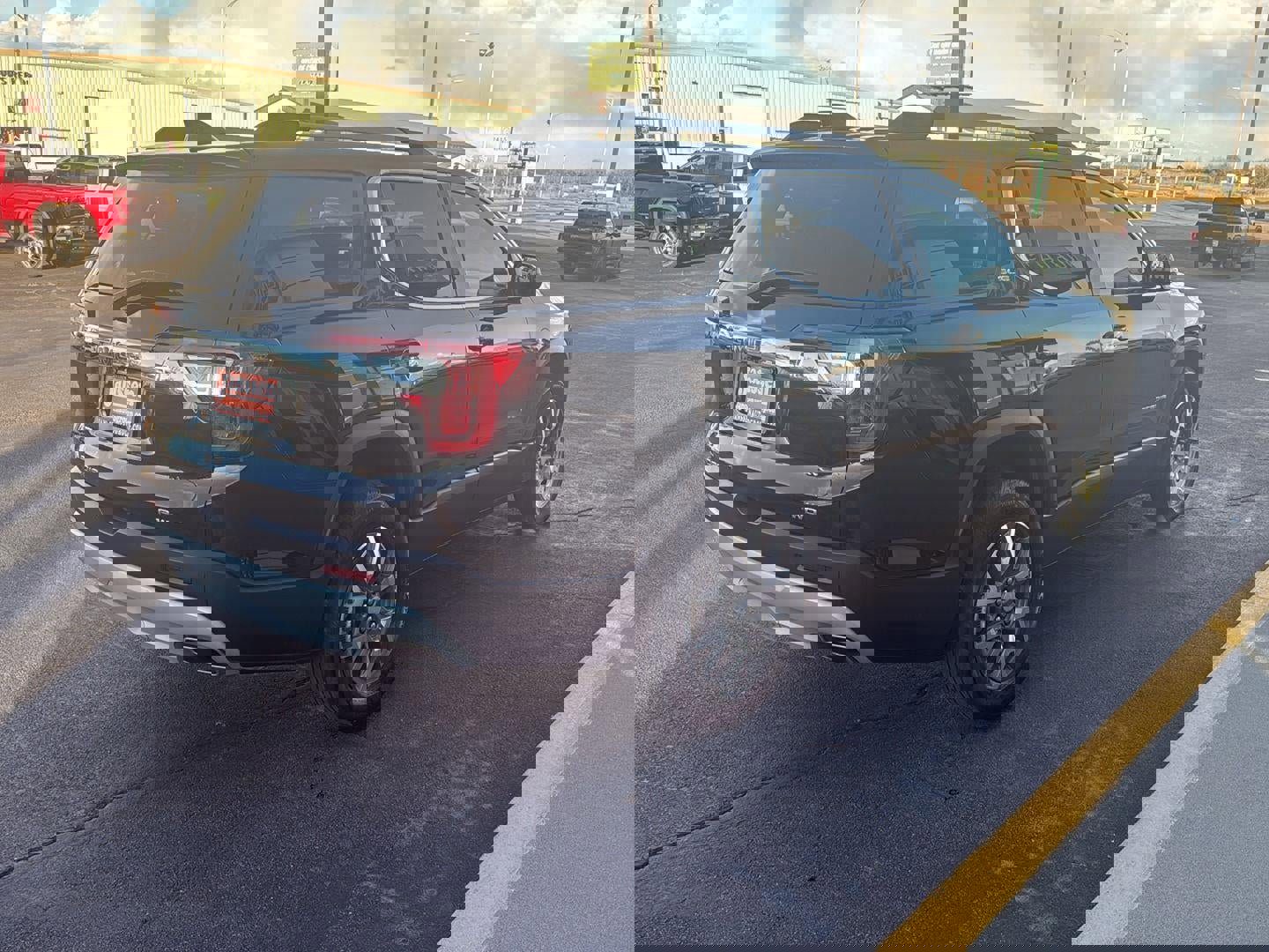 Used 2023 GMC Acadia SLE w/ Driver Convenience Package image 5