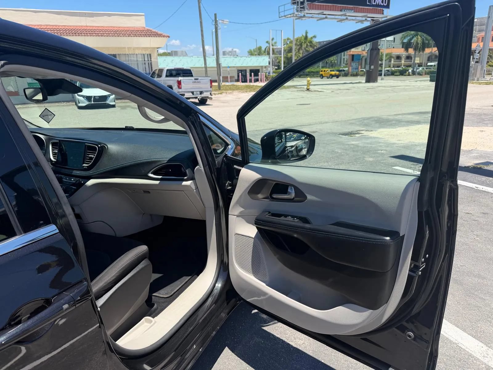 Used 2021 Chrysler Pacifica Touring FWD image 17