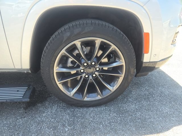 Used 2025 Jeep Grand Wagoneer L Series III w/ Rear Seat Video Group 1 AWD/4WD image 8