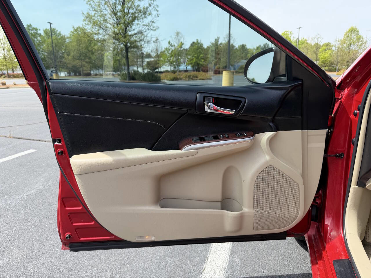 Used 2014 Toyota Camry XLE w/ Leather Package FWD image 12