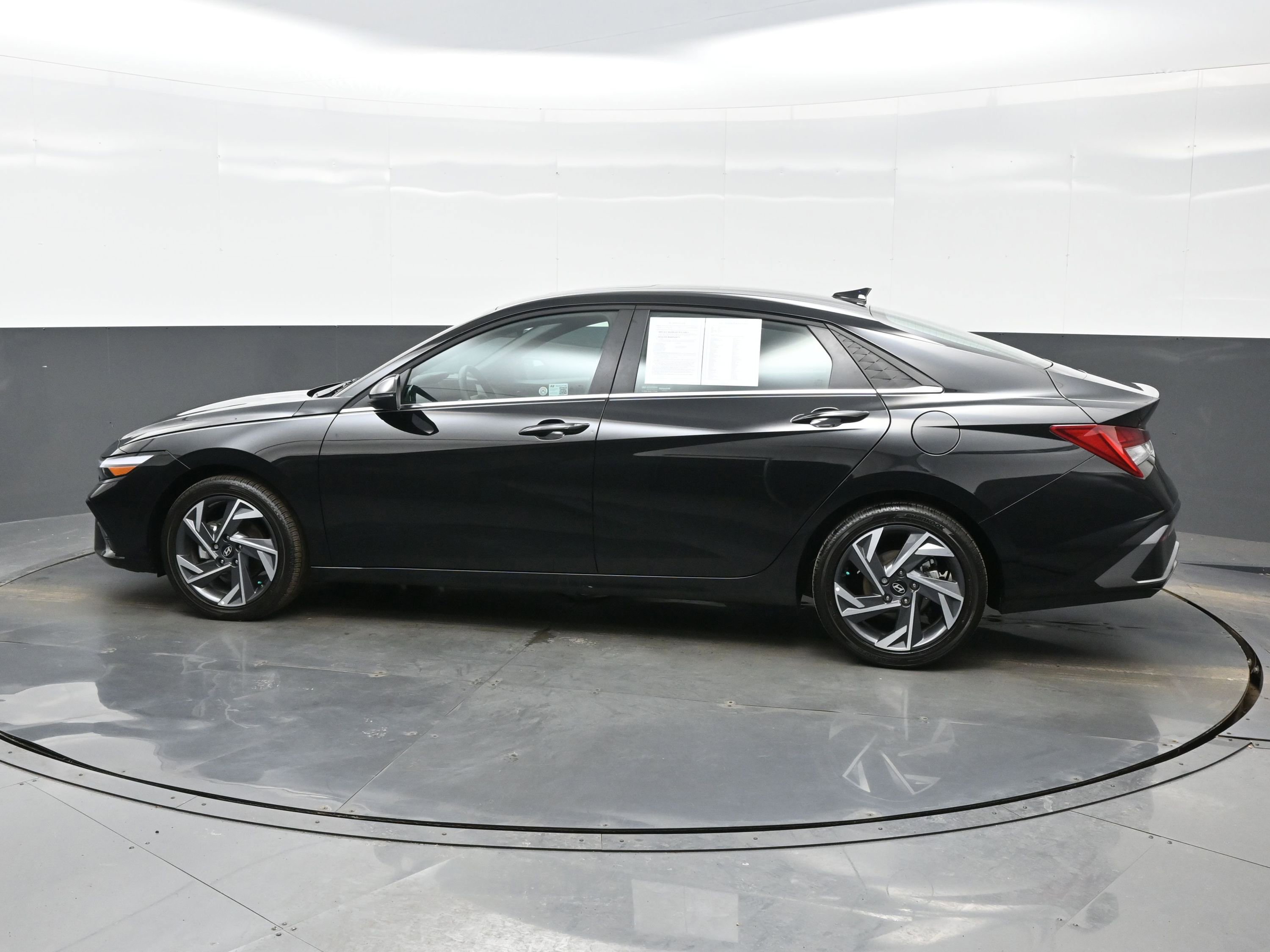 Certified 2025 Hyundai Elantra Limited image 3