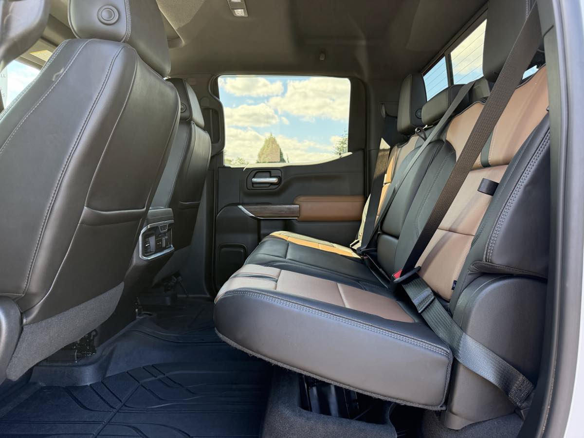 Used 2019 Chevrolet Silverado 1500 High Country w/ Technology Package AWD/4WD image 11