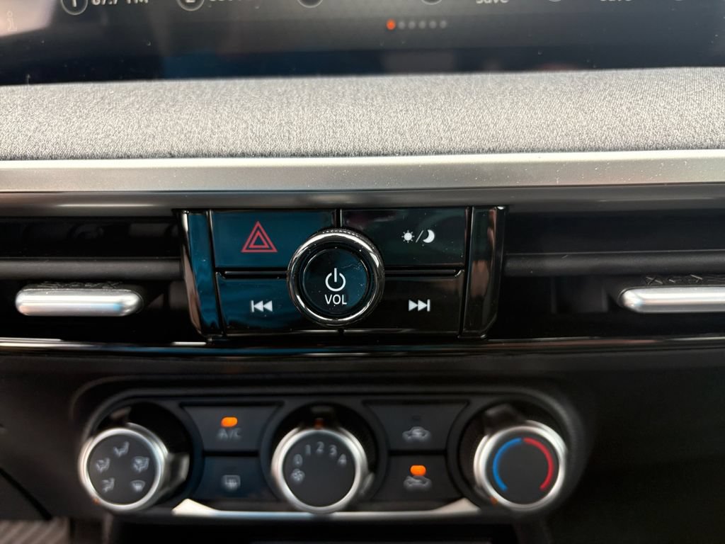 Used 2025 Nissan Kicks SV AWD/4WD image 23