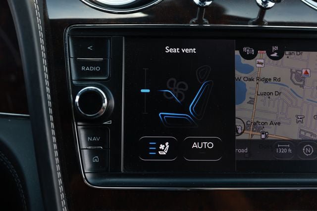 Used 2018 Bentley Bentayga AWD/4WD image 45