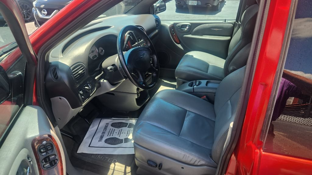 Used 2004 Chrysler Town & Country Limited FWD image 16