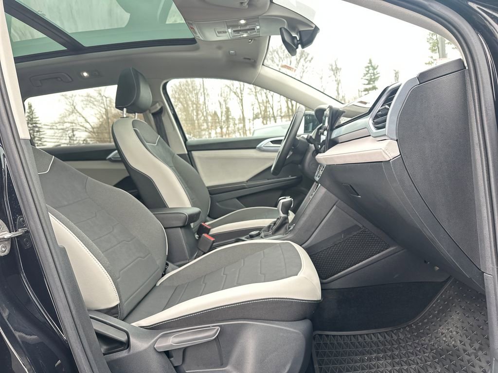 Used 2025 Volkswagen Taos SE w/ Panoramic Sunroof Package image 16