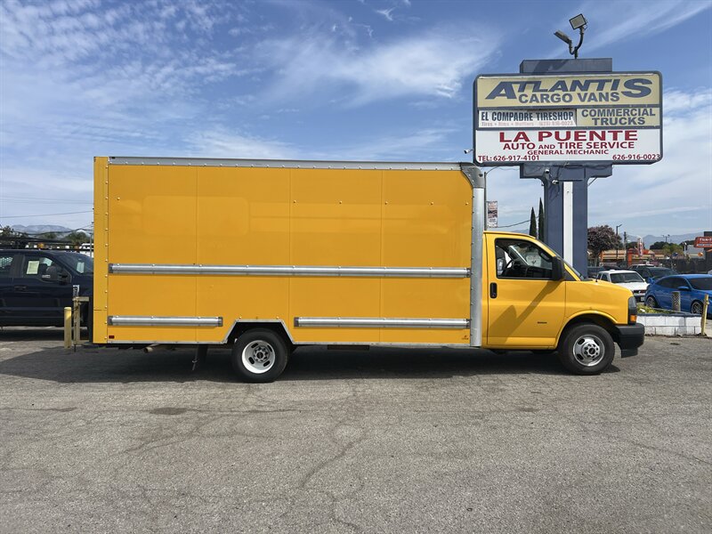 Used 2021 GMC Savana 3500 Extended w/ Power Convenience Package RWD image 2