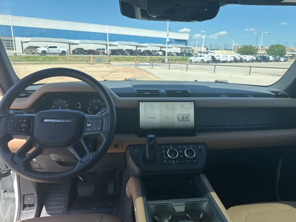 Used 2025 Land Rover Defender 130 X-Dynamic SE AWD/4WD image 10