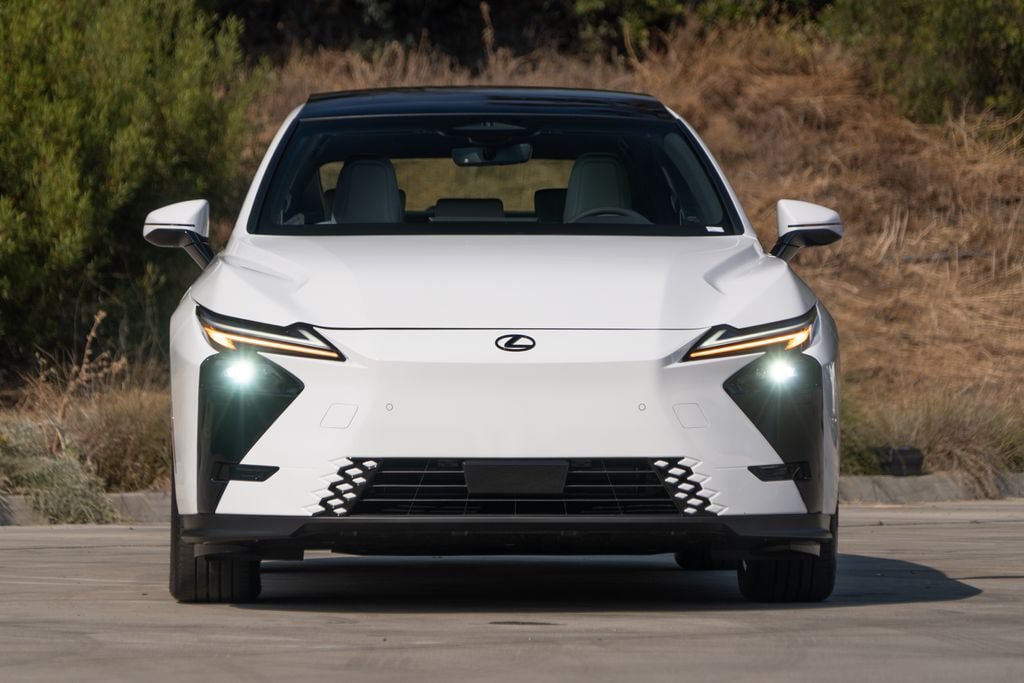 New 2026 Lexus ES 350e FWD image 3