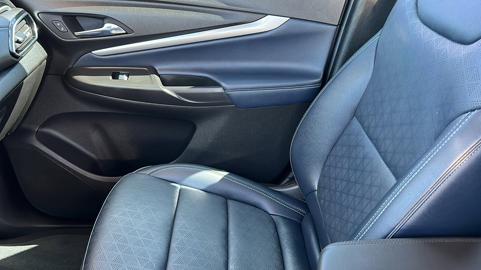 Certified 2023 Chevrolet Bolt EUV LT w/ Convenience Package image 19