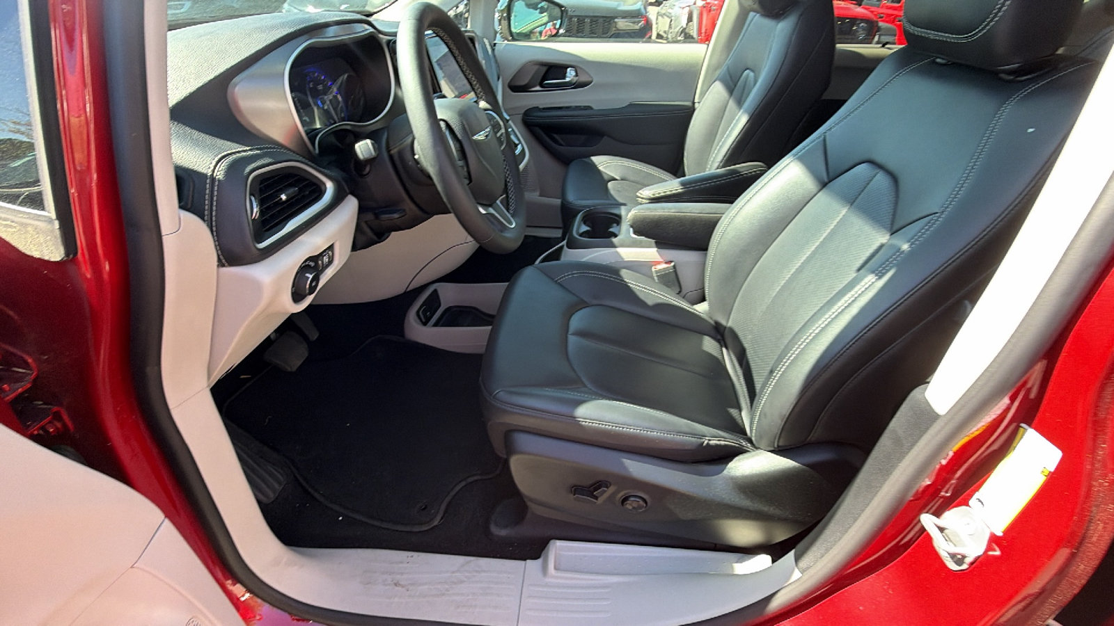 Certified 2024 Chrysler Pacifica Touring-L FWD image 16