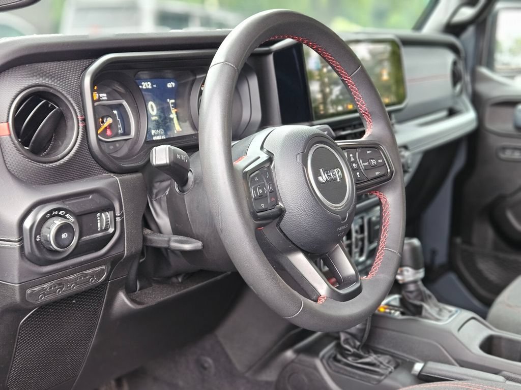 Used 2025 Jeep Wrangler Unlimited Rubicon AWD/4WD image 19