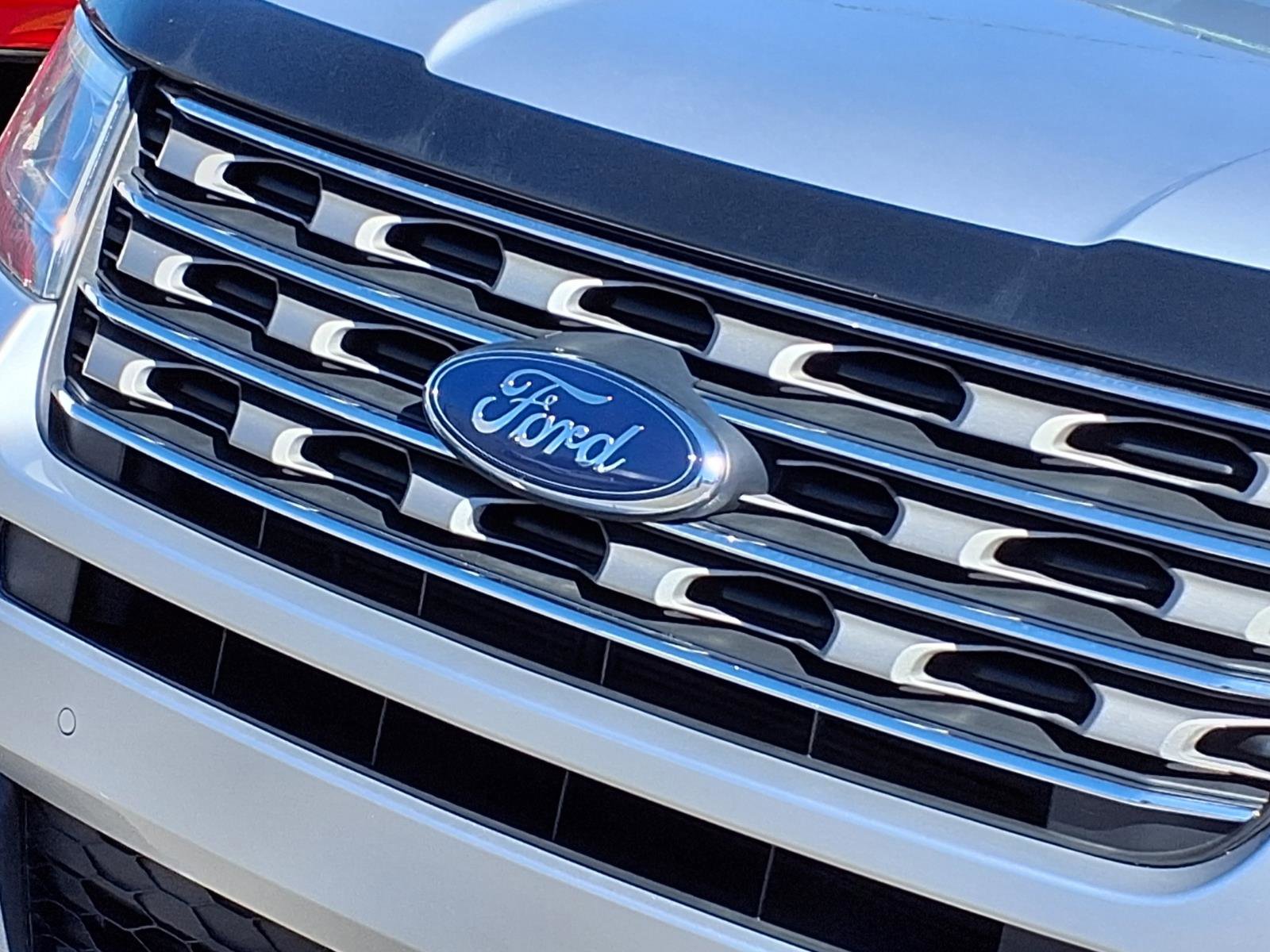 Used 2017 Ford Explorer XLT w/ Equipment Group 202A FWD image 32