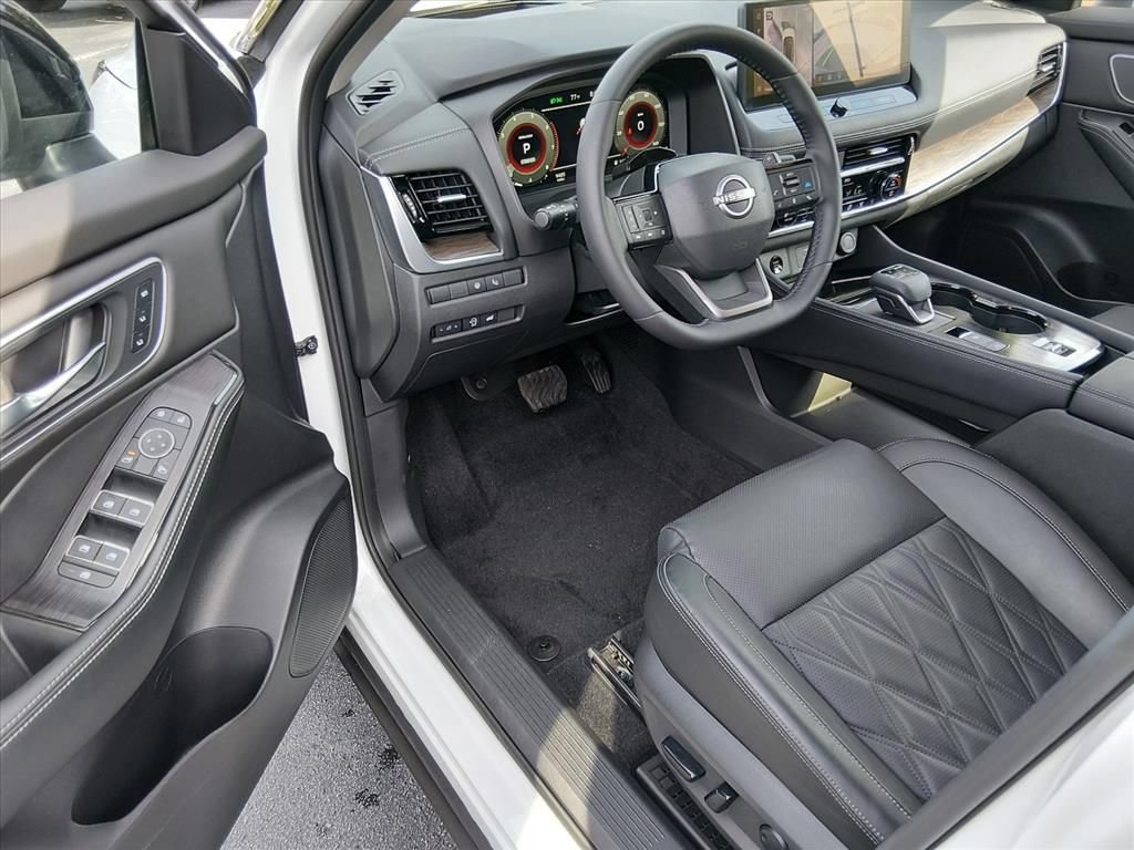 Certified 2025 Nissan Rogue Platinum w/ Tech Package FWD image 9