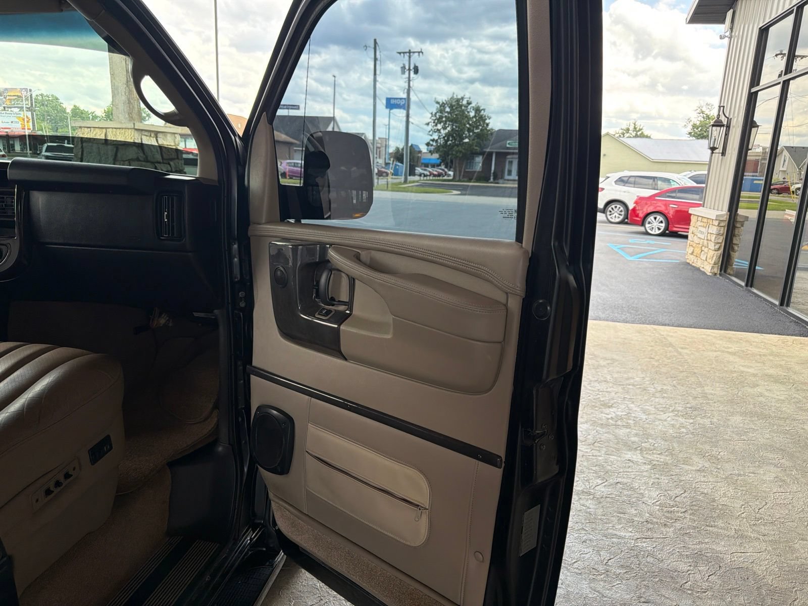 Used 2012 Chevrolet Express 1500 RWD image 6