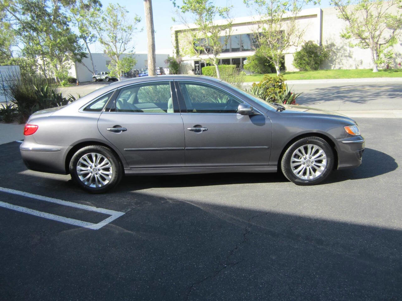 Used 2011 Hyundai Azera Limited FWD image 3