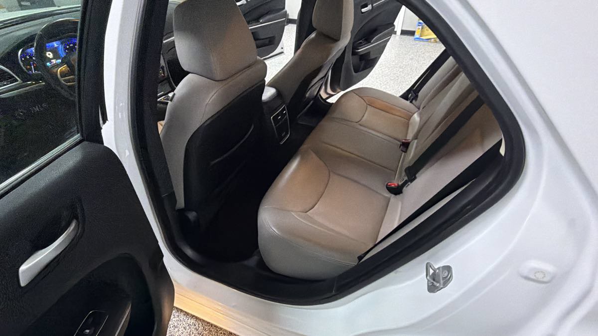 Used 2017 Chrysler 300 Limited RWD image 22